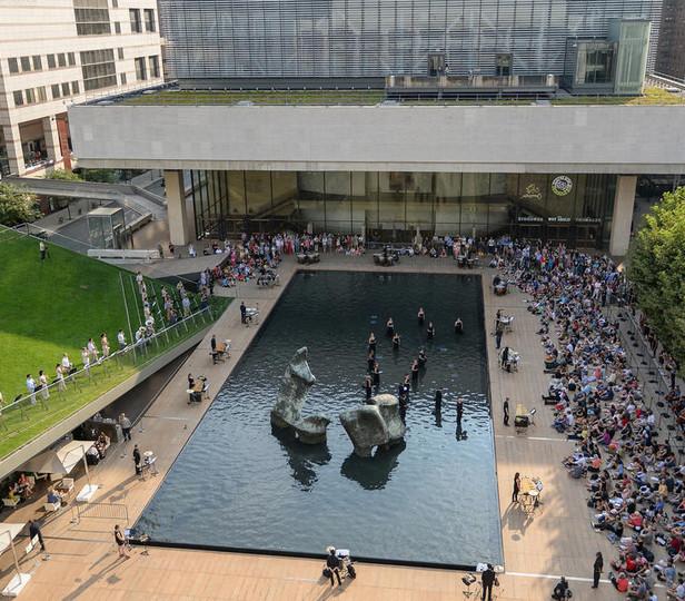 林肯中心 plaza full of event attendees on a sunny day